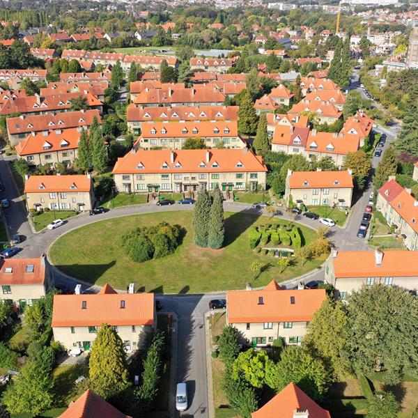 Pose de tuiles en terre cuite sur 341 maisons