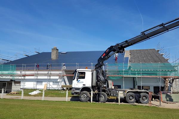 LKW und Kran - Wir verbinden Tradition und Modernität